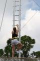 das Bild zu 'climb a ladder' auf Deutsch