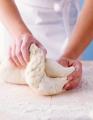 das Bild zu 'knead the dough' auf Deutsch